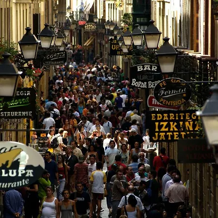 Spacious Old Town Apartament *