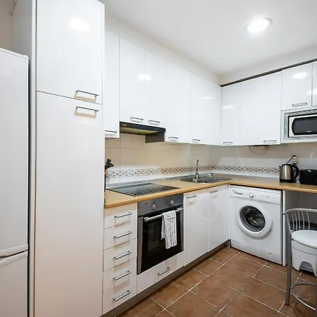 Spacious Old Town Apartman *