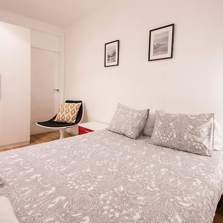 Spacious Old Town Apartman *