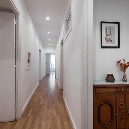 Spacious Old Town Apartman *